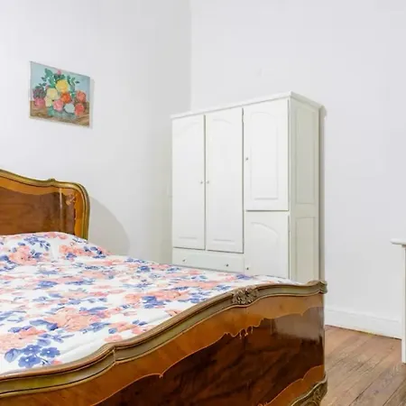 Jennifer Hostel *